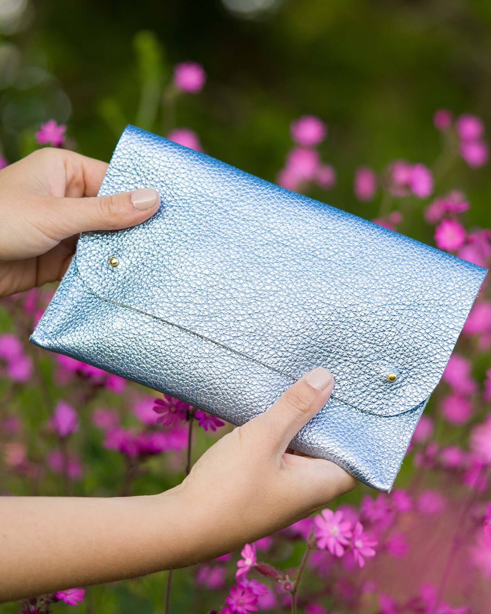 Leather clutch bag in metallic diamond