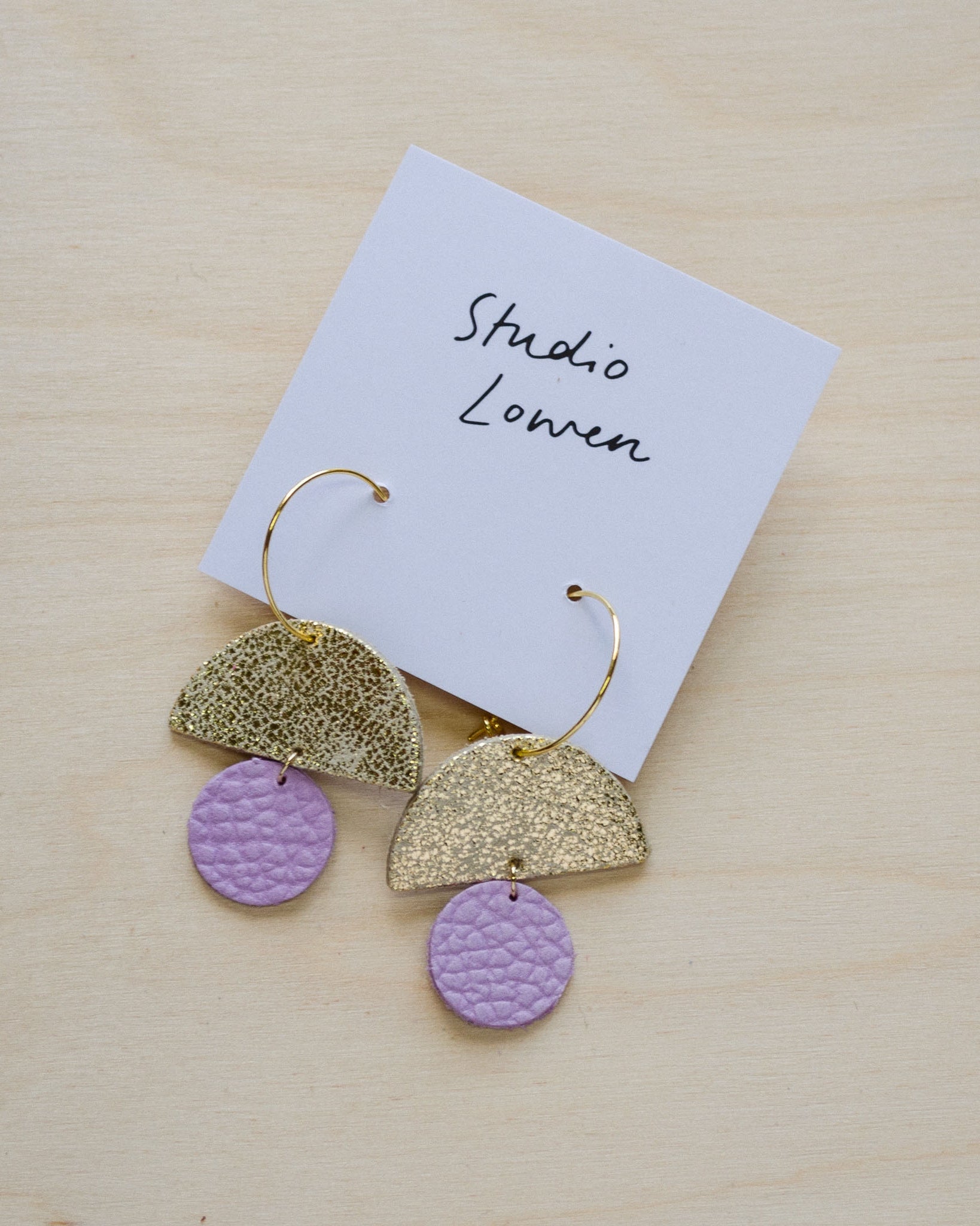 Sunrise hoop earrings in lilac leather