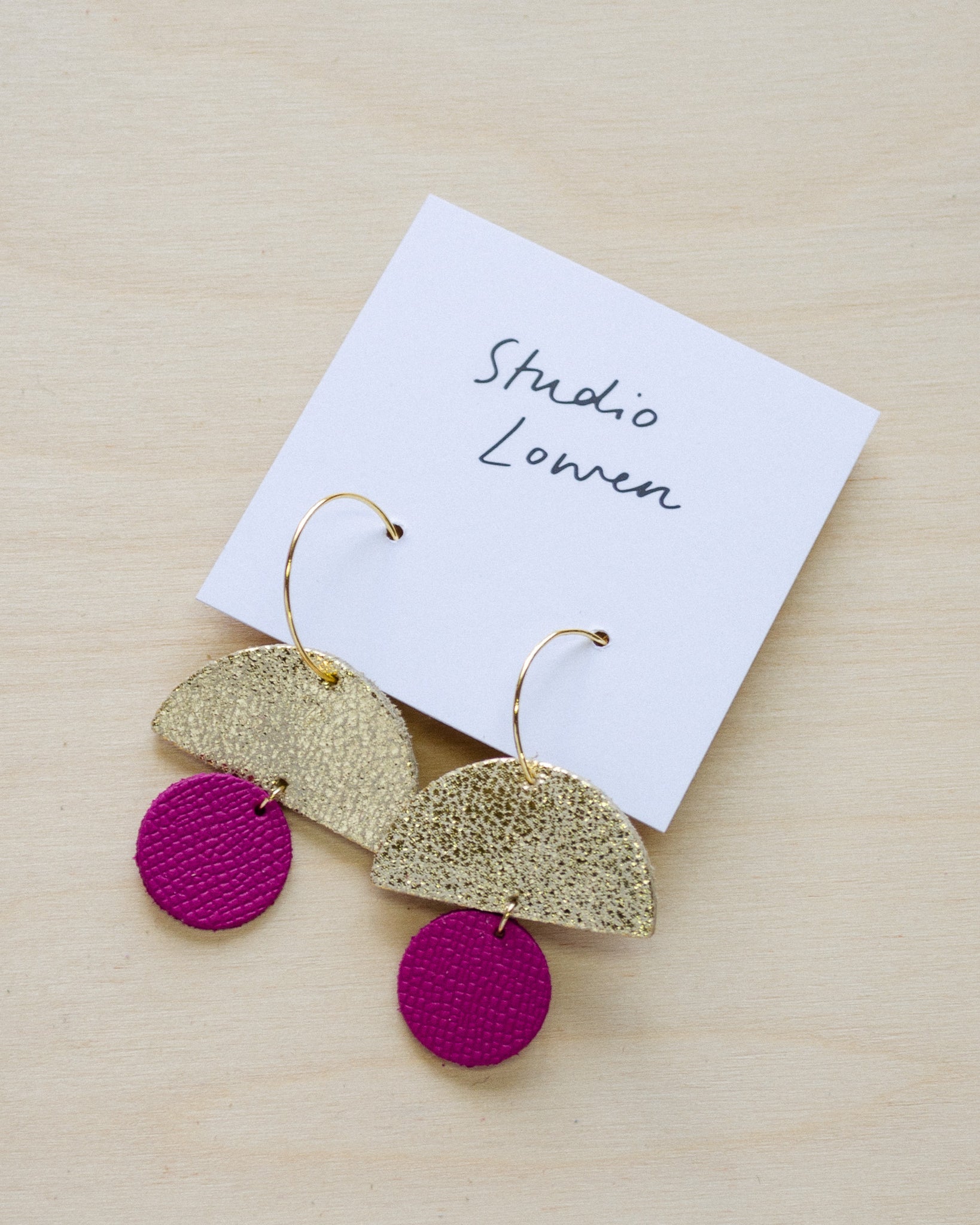 Sunrise hoop earrings in magenta leather