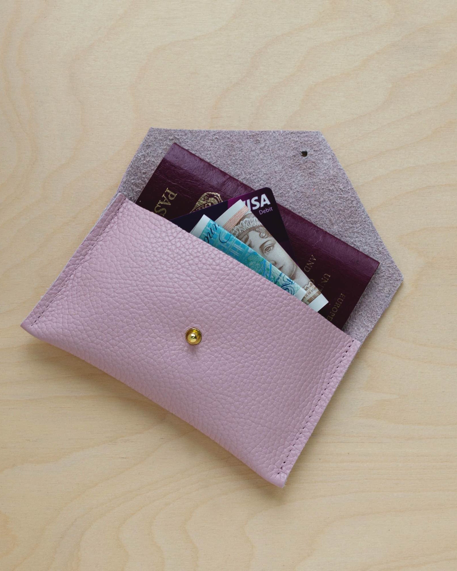 Open everyday purse in baby pink in leather.