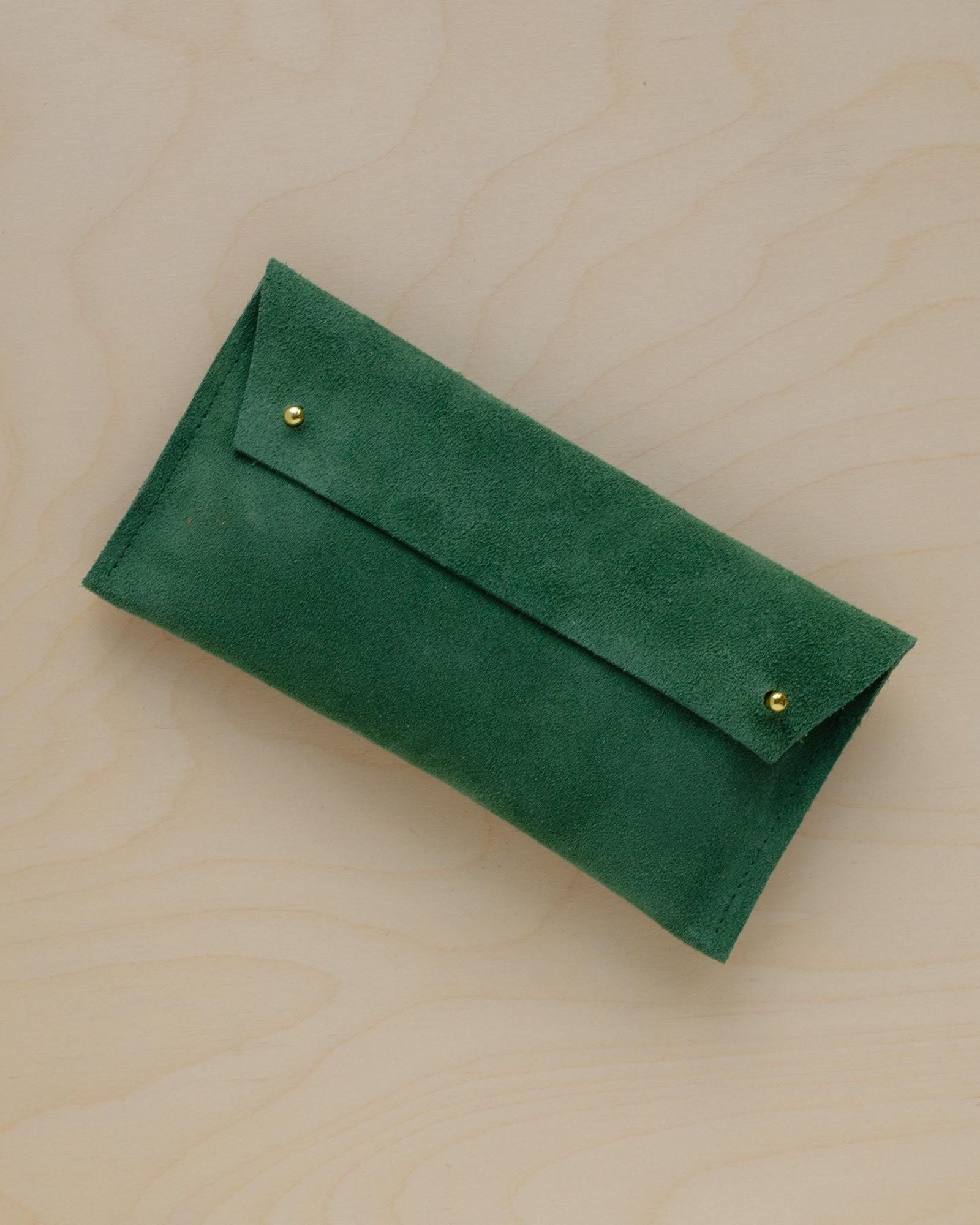 The suede pen case in Moss Green. Featuring a double stud.