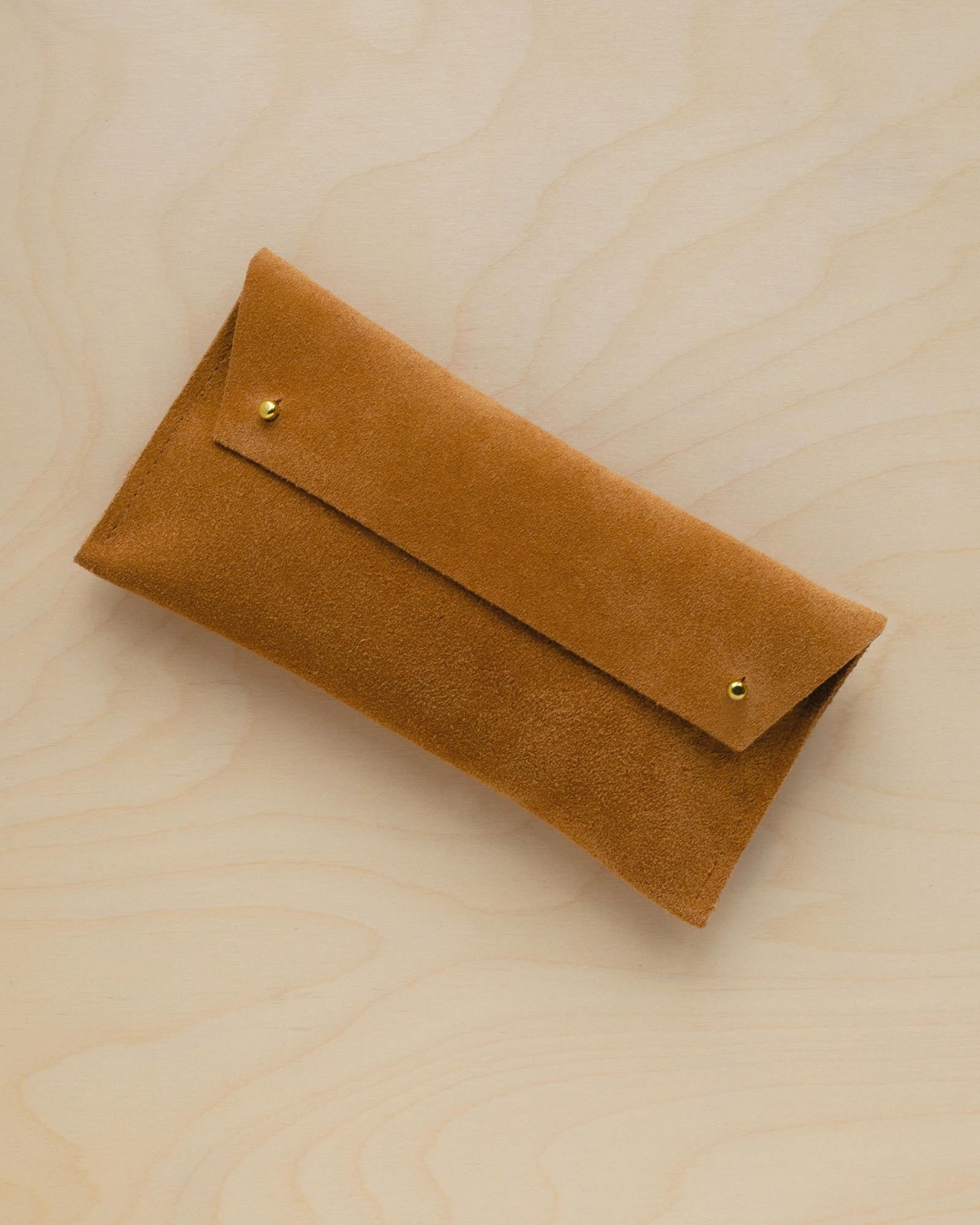 The suede pen case in Tan Brown. Featuring a double stud.