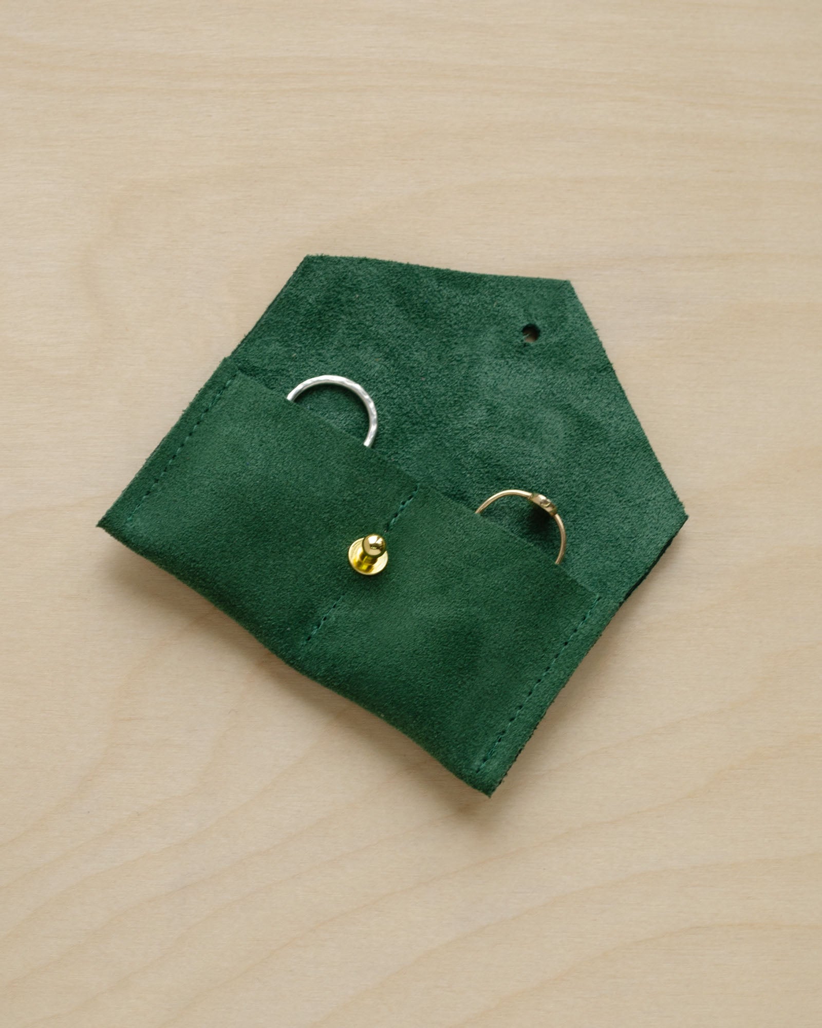 Couples ring pouch in suede, moss green.