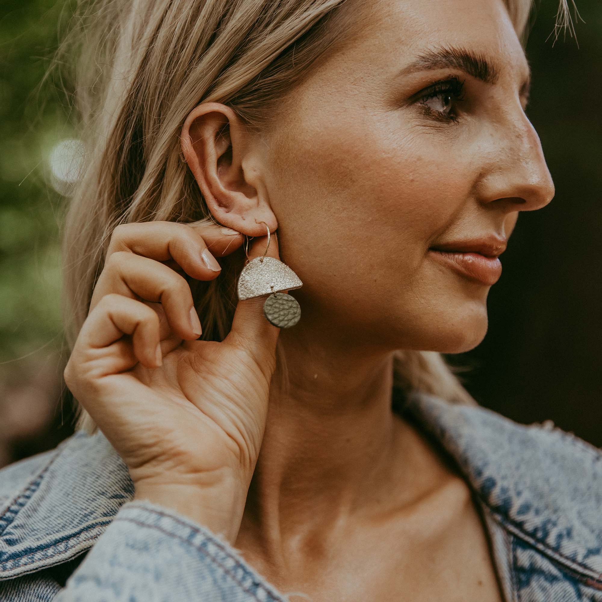 Sunrise hoop earrings in olive