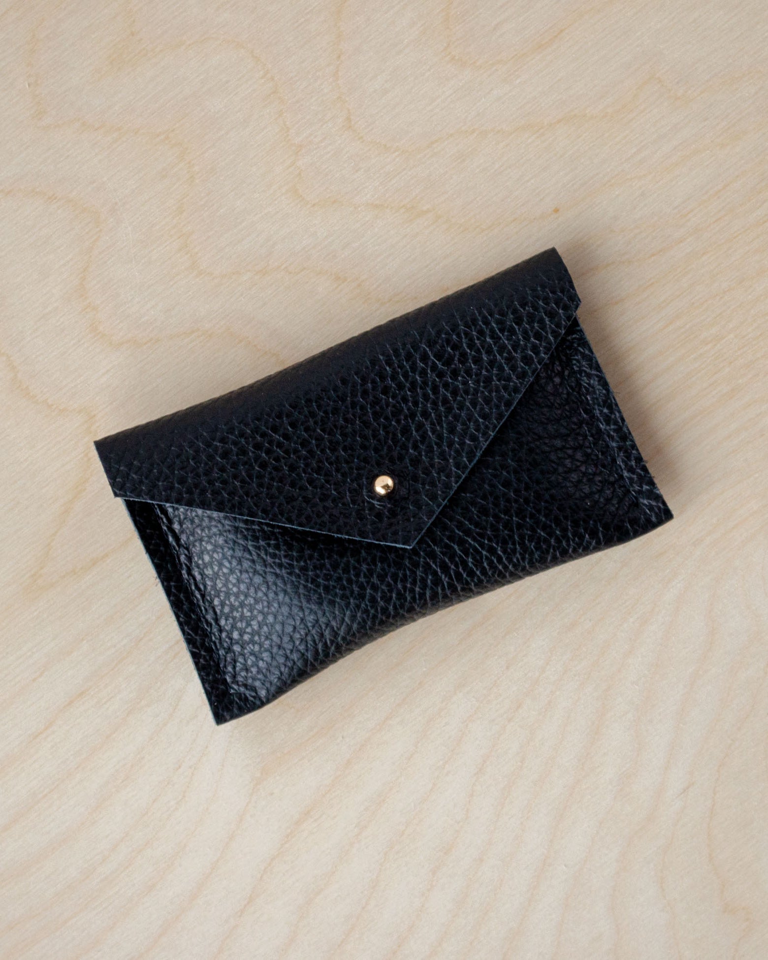 Black Card purse made of pebble grain leather.
