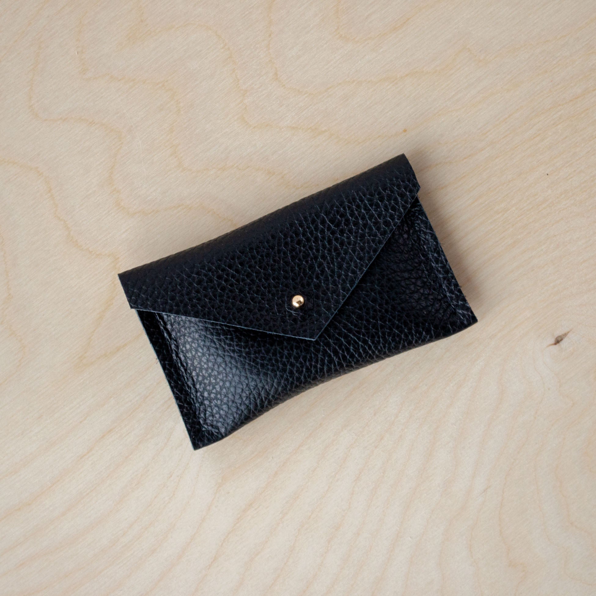 Black Card purse made of pebble grain leather.