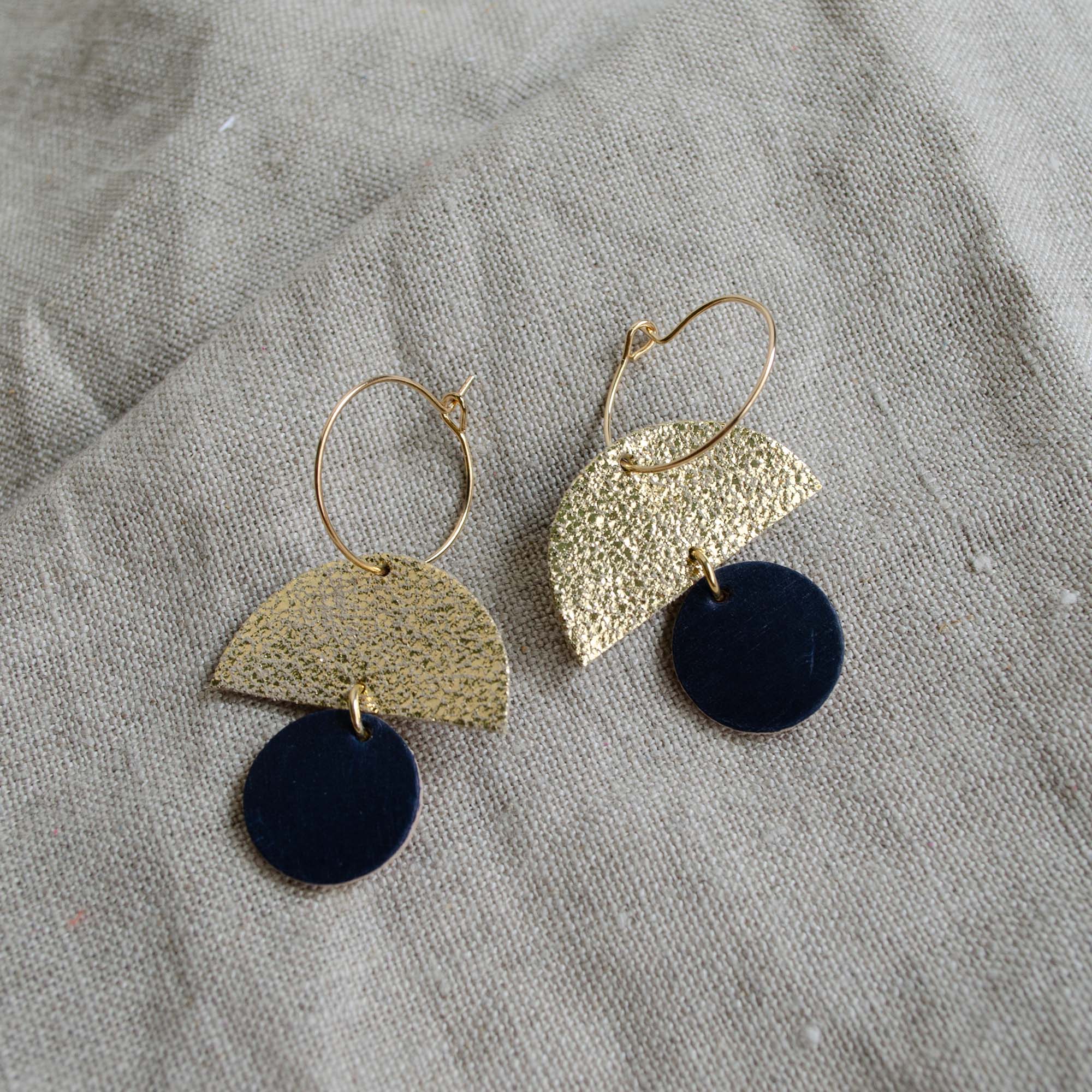 The sunrise hoop earrings in black leather.