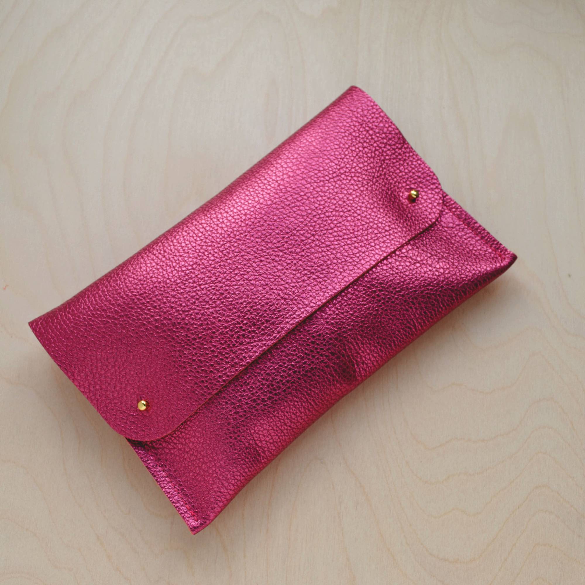 Leather clutch bag in Metallic Rose